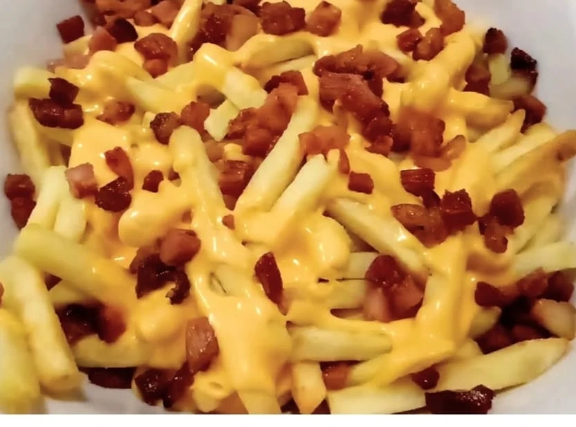Batata Frita com Queijo e Bacon
